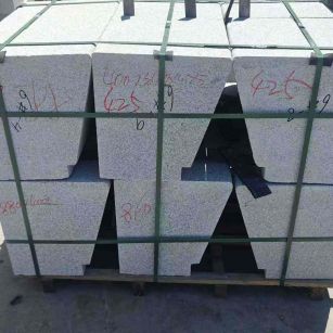 上海 芝麻白异形坐凳，石凳