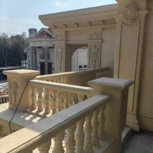 上海 黄金麻别墅外墙干挂雕花配合阳台栏杆花瓶柱