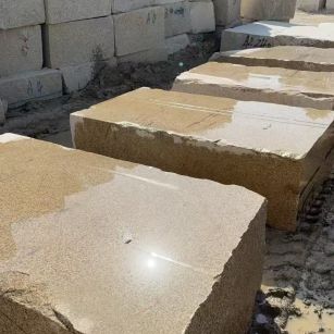 上海 黄金麻方料堆场洗料分选中，原材料充足