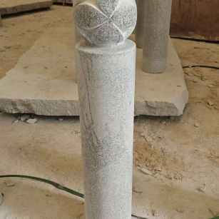 上海 芝麻白花岗岩石材挡车石柱、停车柱、圆柱挡车柱、方柱挡车柱等