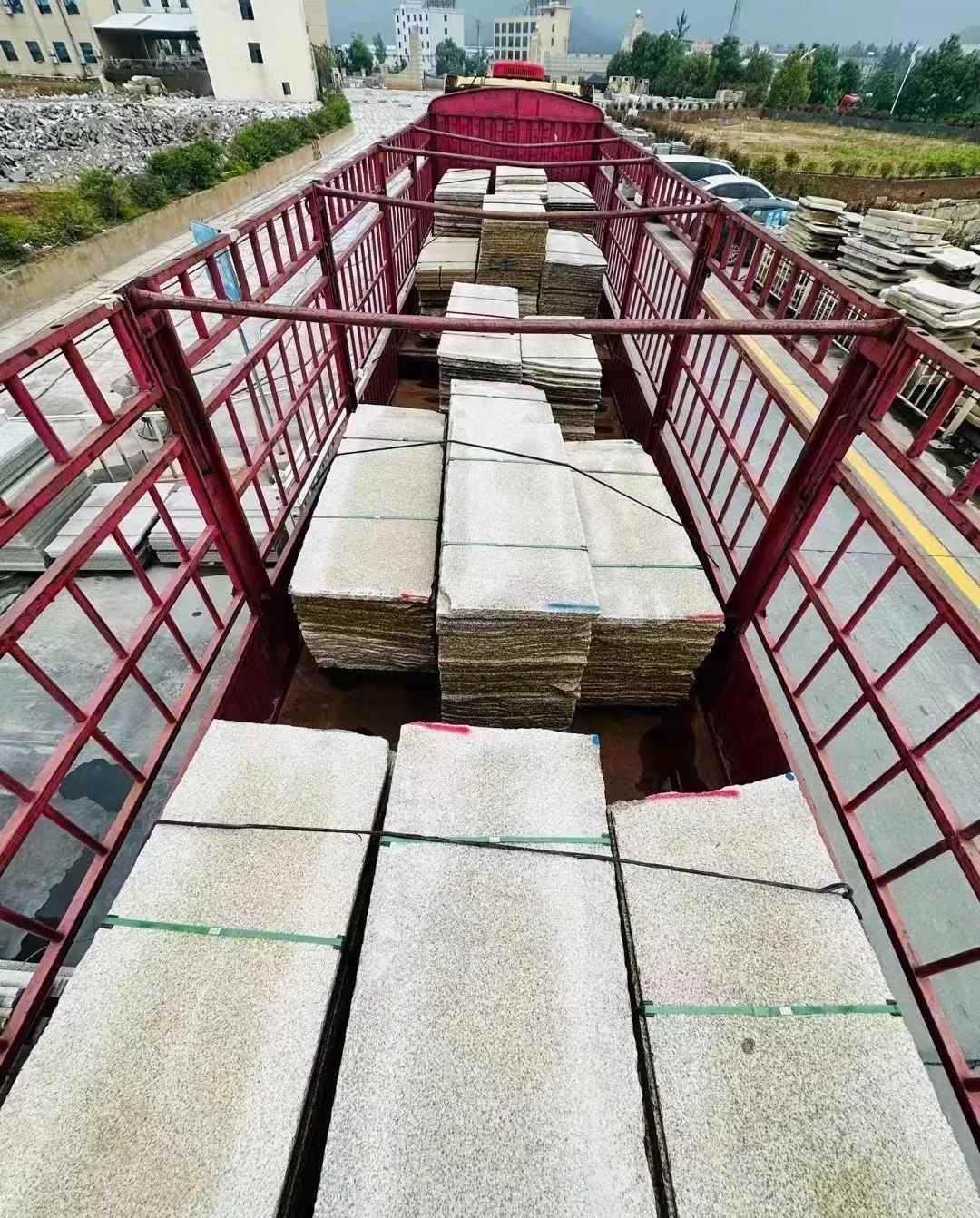 上海 黄金麻花岗岩荔枝面，光面毛板装车完成