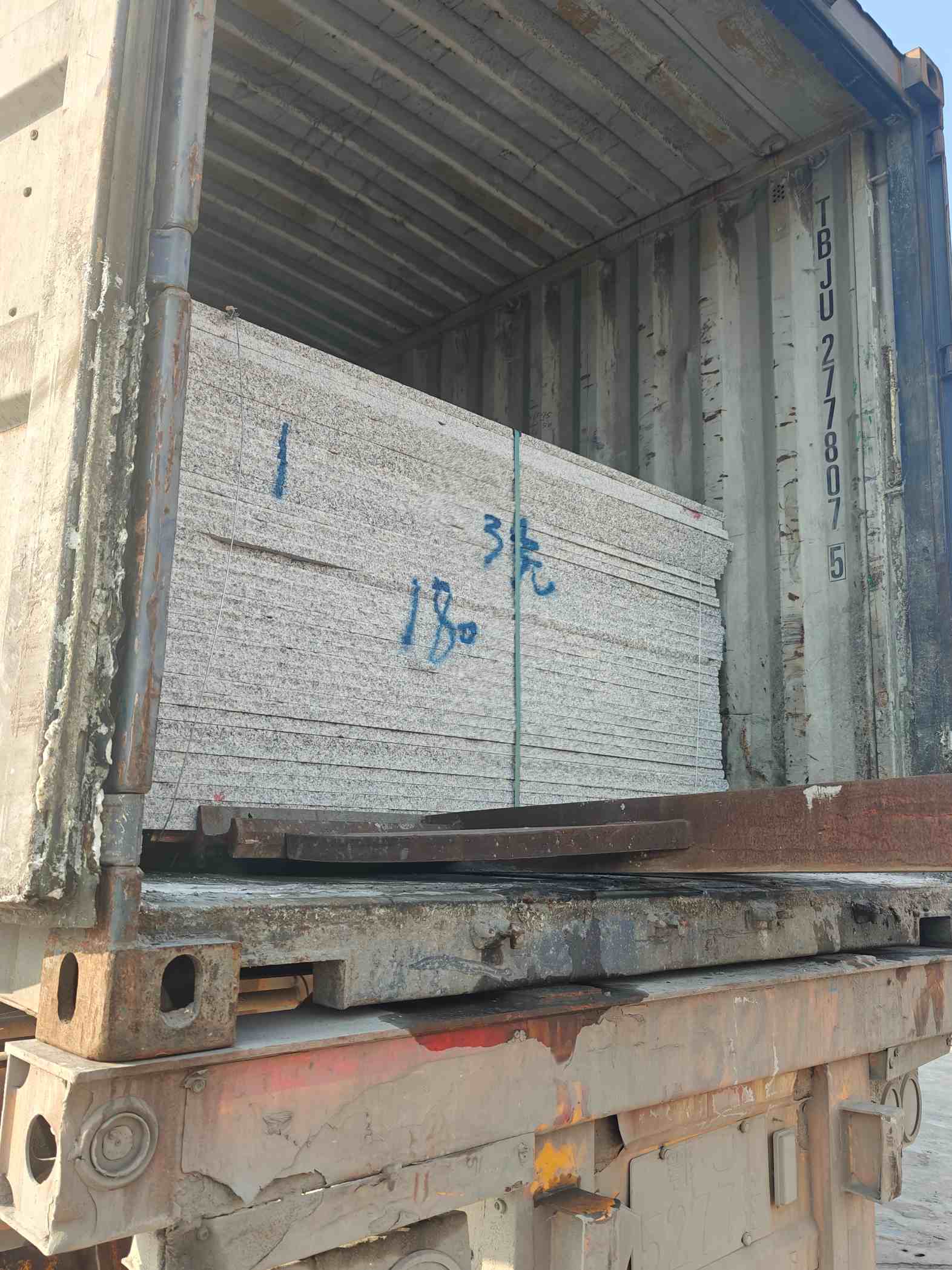 上海 芝麻白花岗岩石材3.0公分光面毛板装柜出货