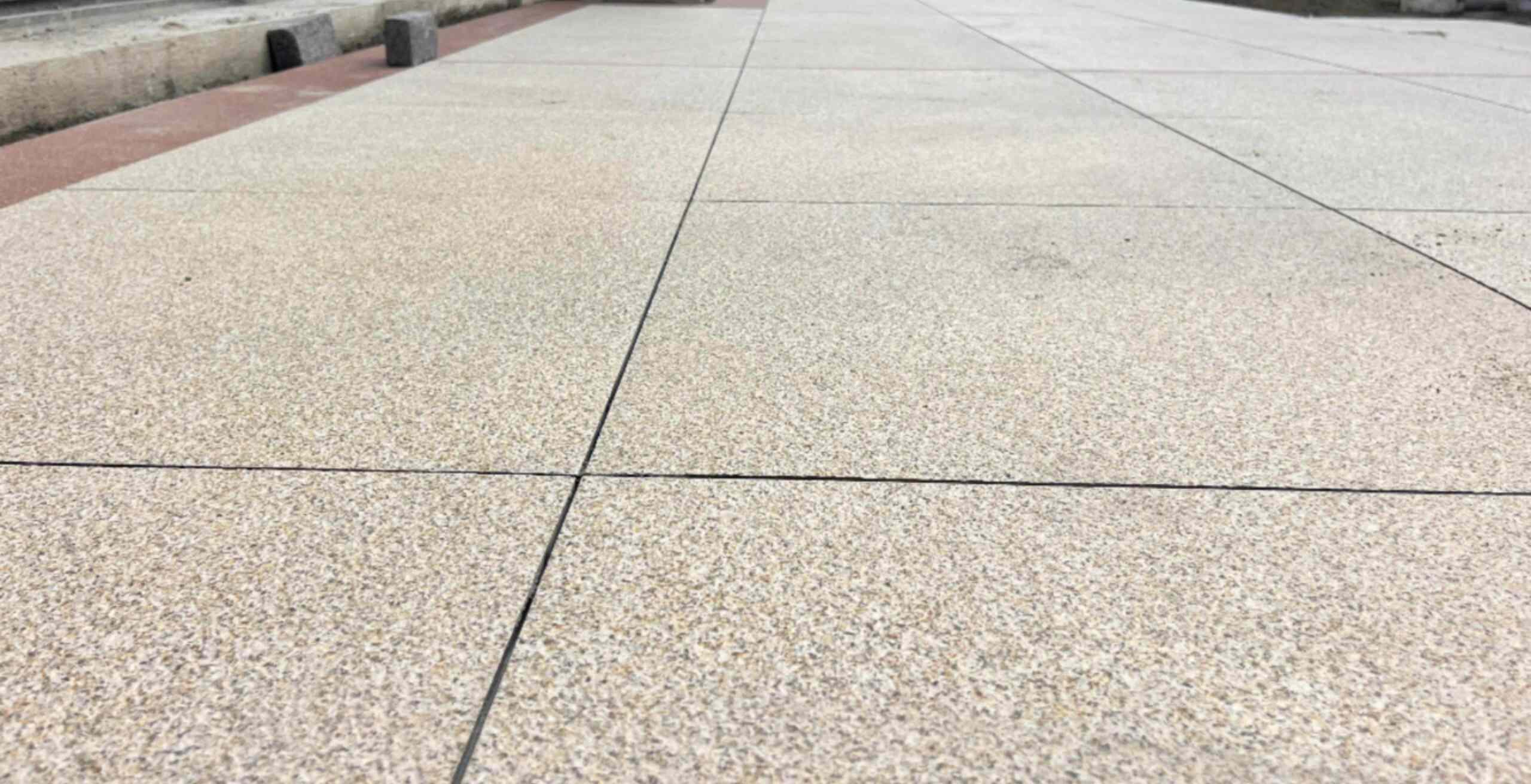 上海 黄金麻花岗岩石板材荔枝面地面铺装效果