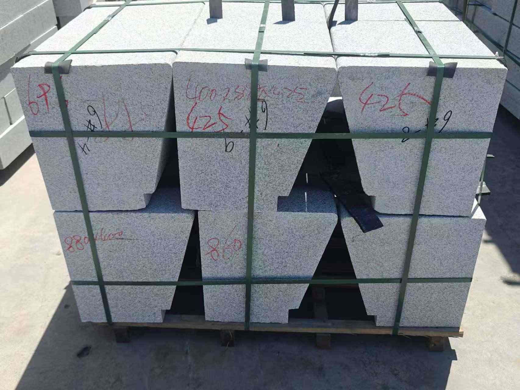 上海 芝麻白异形坐凳，石凳