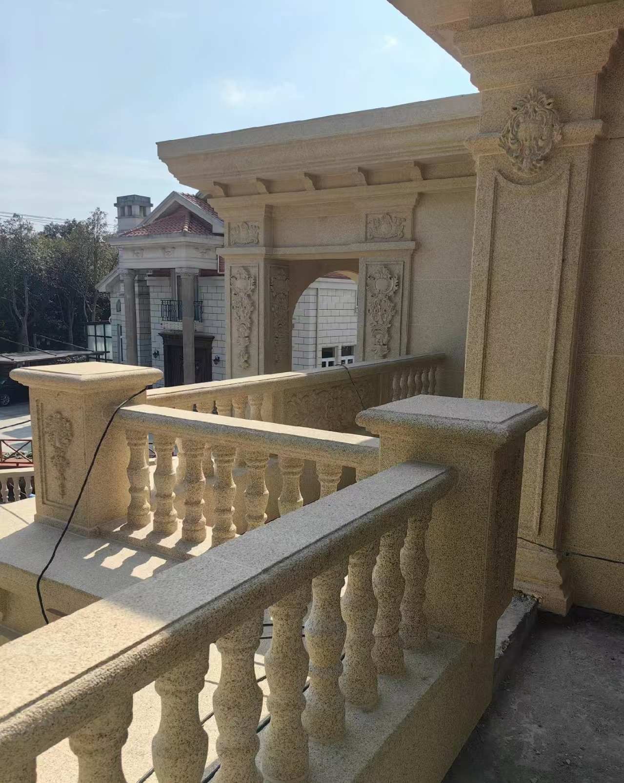 上海 黄金麻别墅外墙干挂雕花配合阳台栏杆花瓶柱