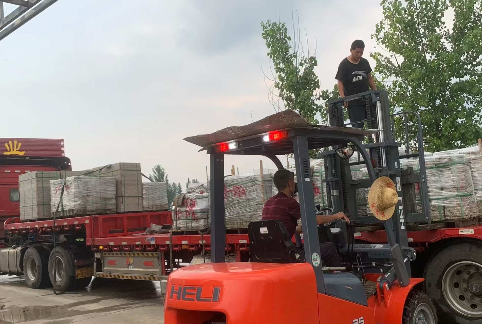 上海 黄金麻冰裂纹，地铺石装车