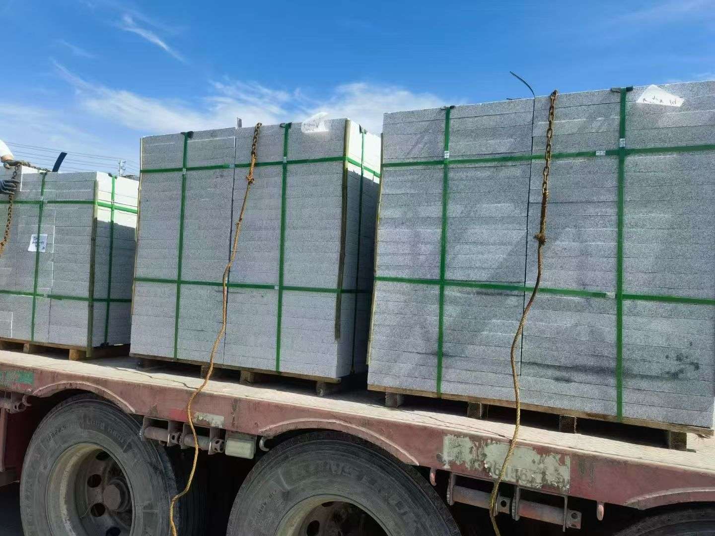 上海 芝麻白花岗岩地铺石装车日常