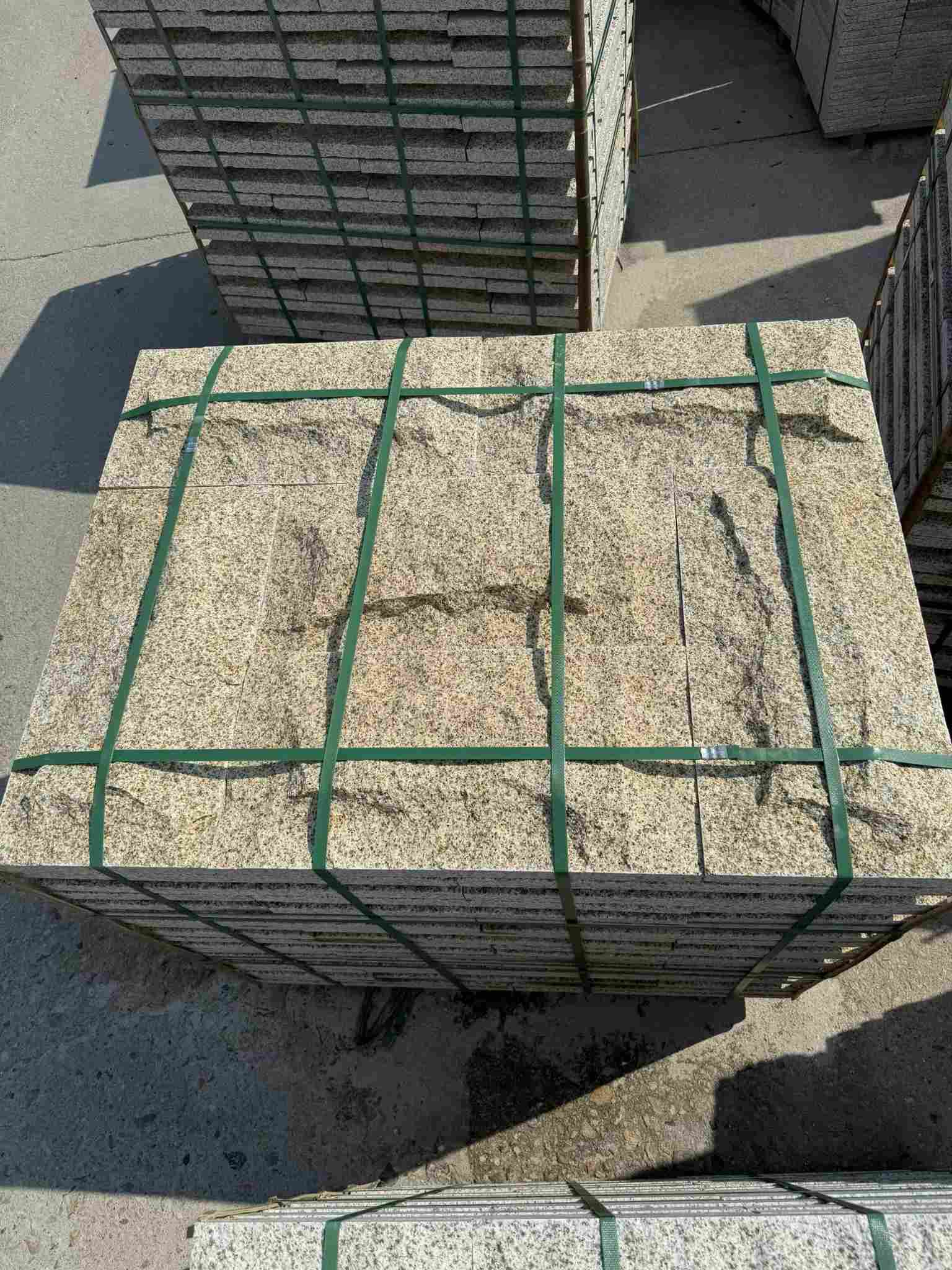 上海 黄金麻花岗岩石材自然面蘑菇石成品