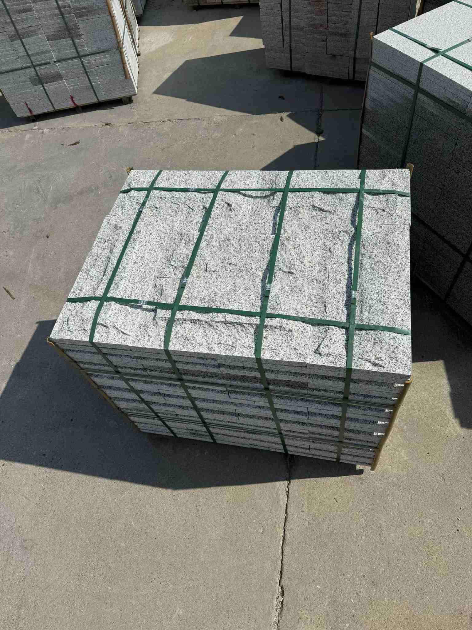 上海 白麻花岗岩石材自然面蘑菇石成品