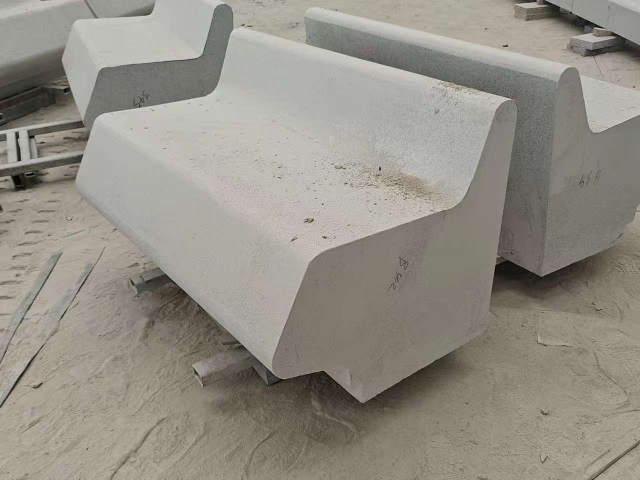 上海 芝麻白花岗岩异形坐凳，石凳