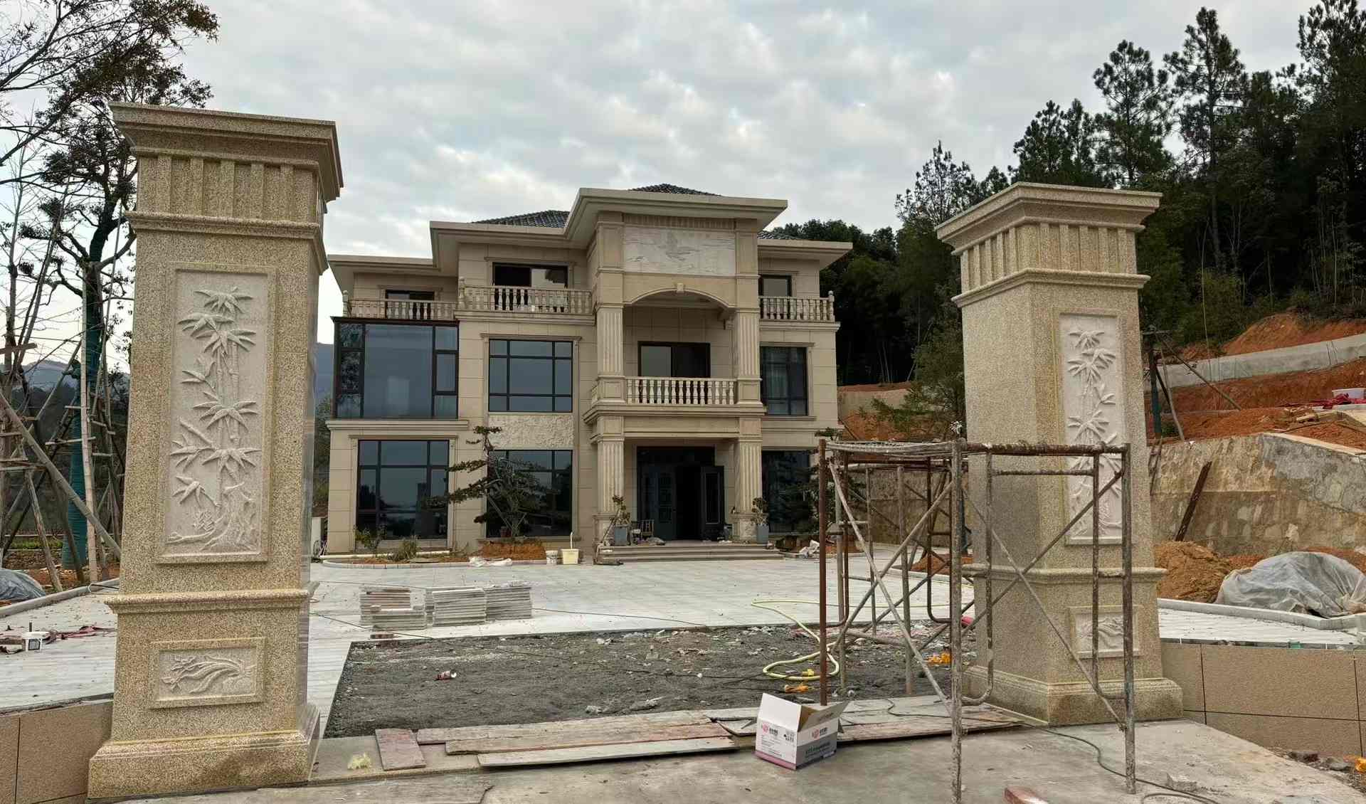 上海 黄金麻花岗岩别墅雕花外墙干挂配上门口雕花罗马柱