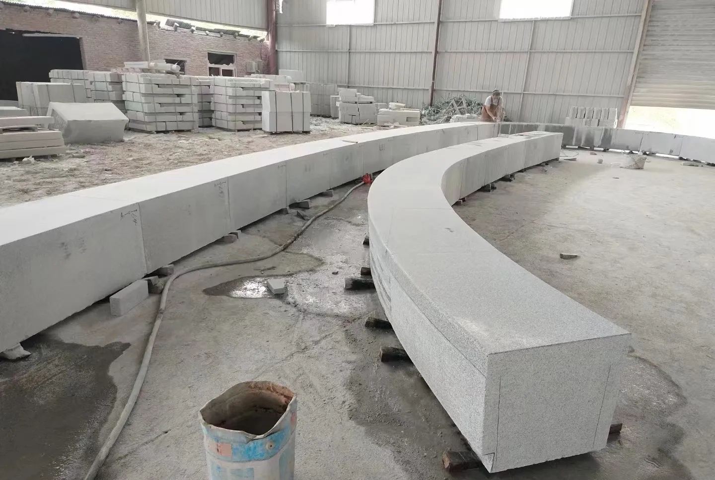 上海芝麻白花岗岩石板材 园林光面弧形坐凳