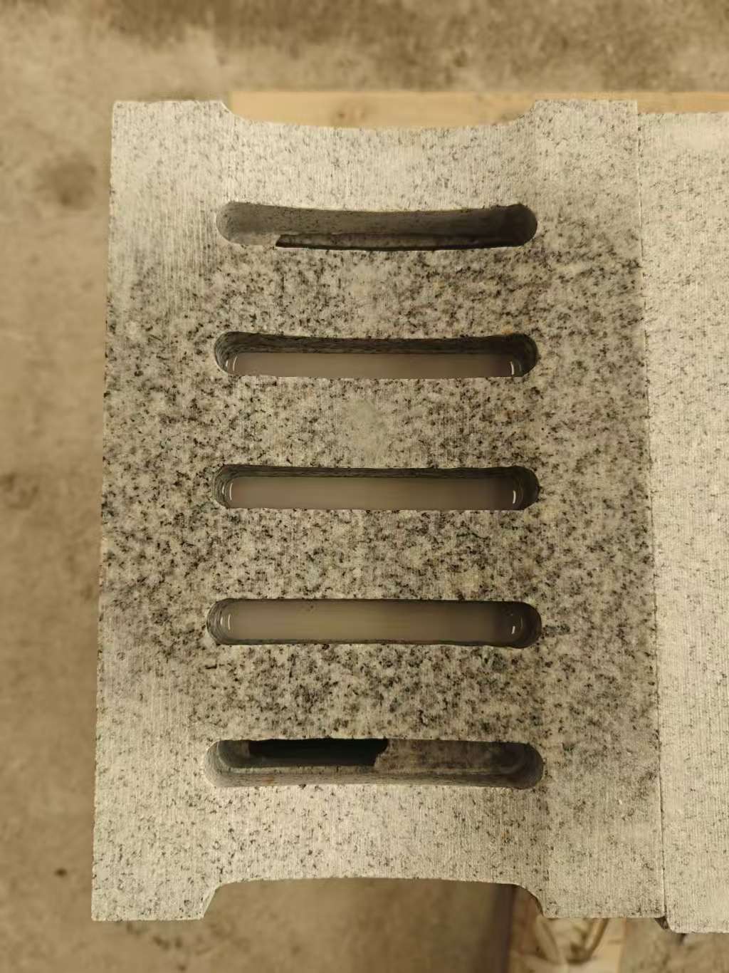 上海 芝麻白拉丝面花岗岩U型开槽排水槽