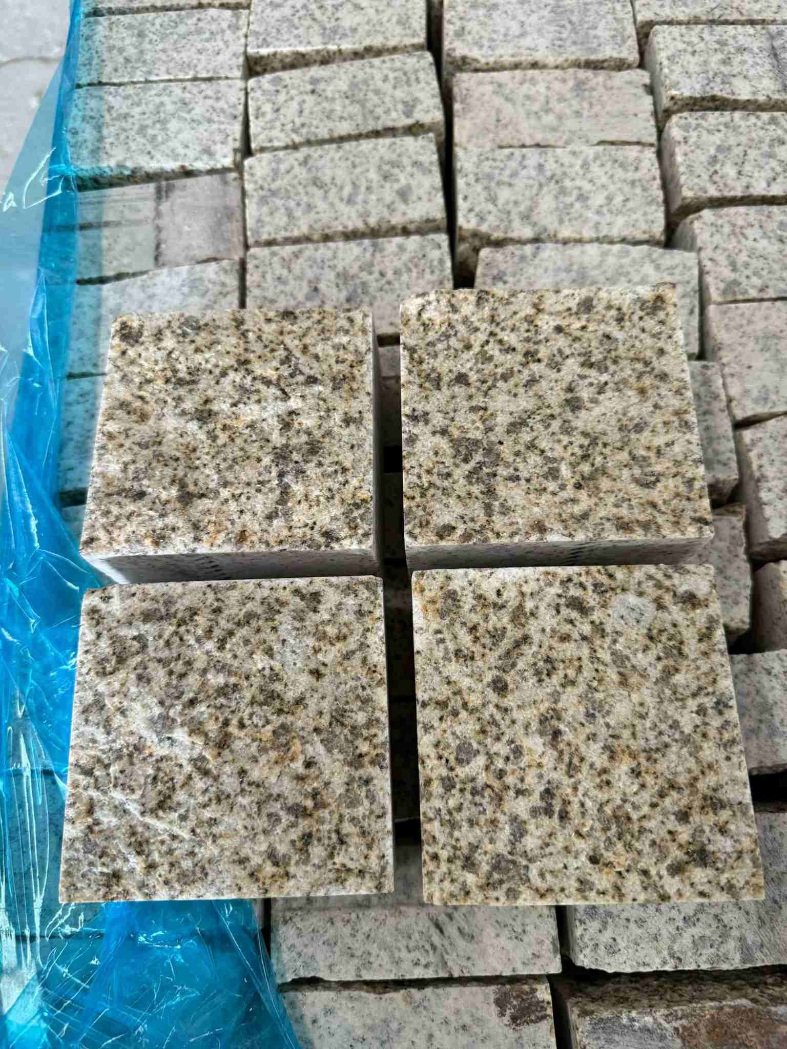 上海 黄金麻花岗岩自然面小方块，弹石，马蹄石等