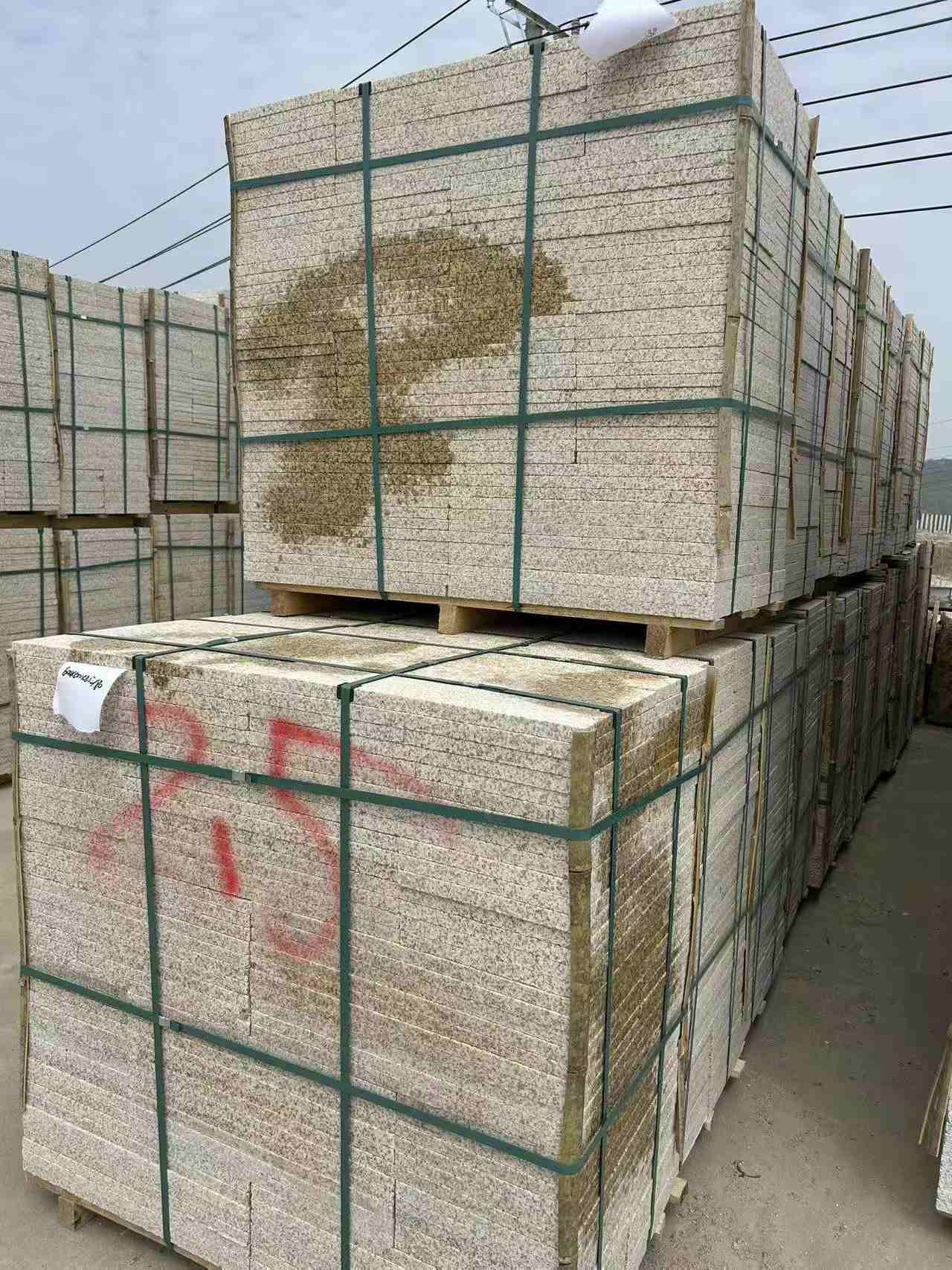 上海 黄金麻花岗岩石材荔枝面地铺石2.5*300*600