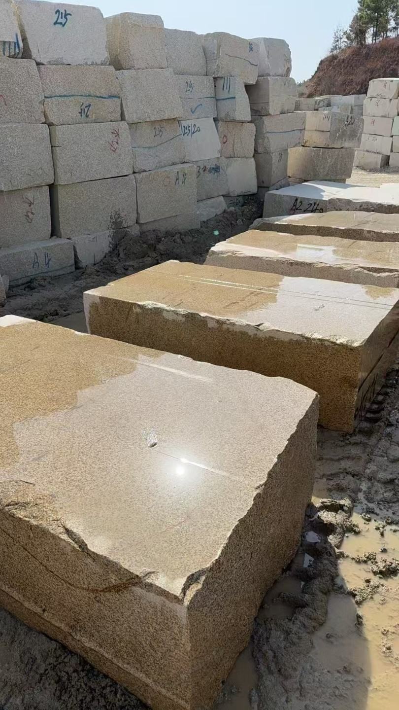 上海 黄金麻方料堆场洗料分选中，原材料充足